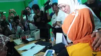 Menteri Sosial Khofifah Indar Parawansa memantau sarana dan prasarana yang ada di Panti Sosial Karya Wanita (PSKW) Mulya Jaya Pasar Rebo, Jakarta Timur. Panti itu akan menjadi salah satu tempat penampungan eks PSK Kalijodo.