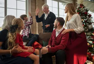 Salah satu ritual sederhana yang kini mulai banyak diperkenalkan dalam pola pengasuhan modern adalah family high-five circle—sebuah momen singkat namun penuh makna yang dilakukan bersama anggota keluarga sebagai bentuk apresiasi, semangat, dan rasa kebersamaan. (foto/dok: freepik)