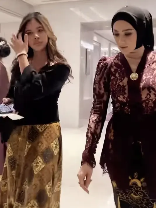 Saat kondangan, Safeea tampil chic mengenakan atasan hitam long sleeve polos berbahan beludru. Tampilannya sederhana namun elegan. [@mulanjameela1]