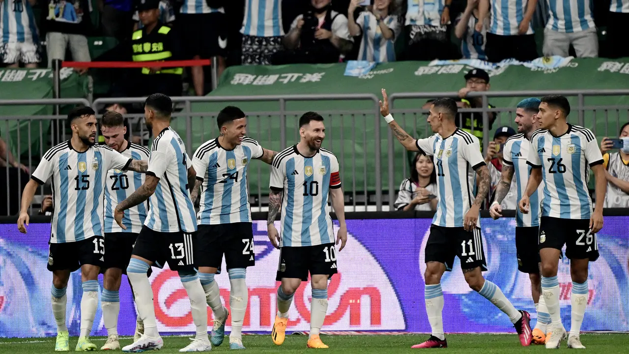 Selebrasi pemain Argentina usai Messi menjebol gawang Australia