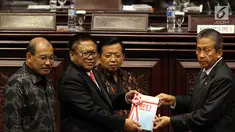 Ketua BPK Moermahadi Soerja Djanegara (kanan) menyerahkan Ikhtisar Hasil Pemeriksaan Semester (IHPS) I BPK kepada Pimpinan DPD Oesman Sapta Odang saat Rapat Paripurna DPD di Jakarta, Jumat (5/10). (Liputan6.com/JohanTallo)