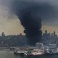 Asap hitam mengepul dari kebakaran gudang-gudang di Pelabuhan Beirut, Lebanon, Kamis (10/9/2020). Beberapa pekerja mengatakan sedang ada pembersihan gudang di mana kebakaran tersebut terjadi. (AP Photo/ Hussein Malla)
