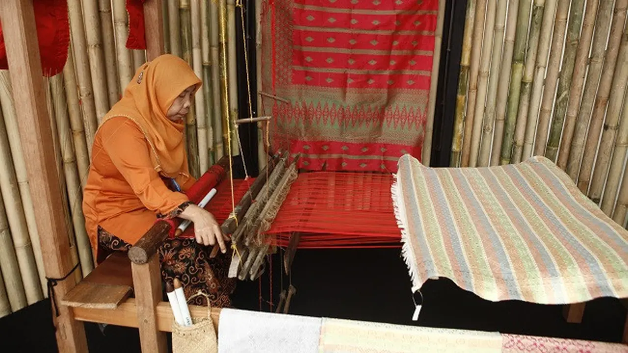 Pengrajin Songket Pandai Sikek