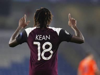 Penyerang Paris Saint Germain (PSG), Moise Kean, melakukan selebrasi usai mencetak gol ke gawang Istanbul Basaksehir pada laga Liga Champions di Stadion Basaksehir Fatih Terim, Kamis (29/10/2020). PSG menang dengan skor 2-0. (Tolga Bozoglu/Pool via AP)