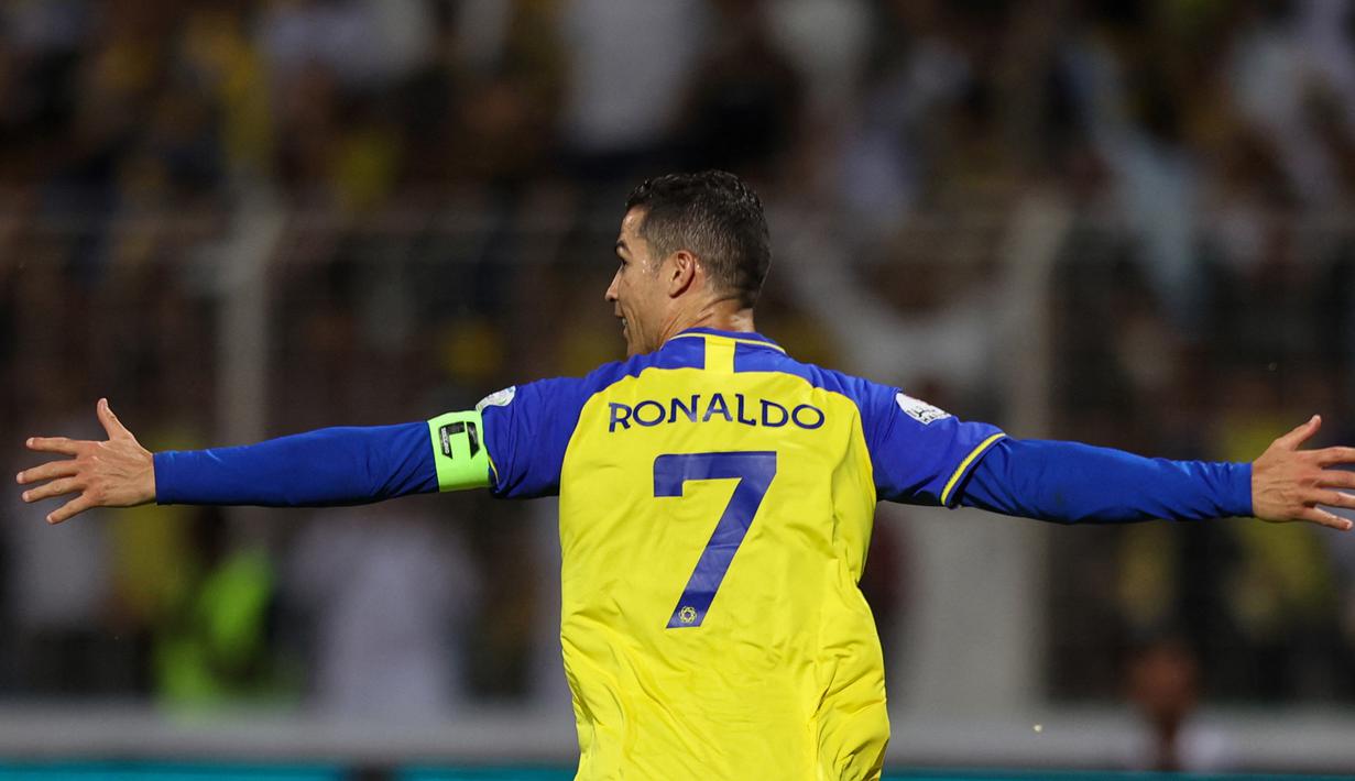 Selebrasi pemain Al Nassr, Cristiano Ronaldo setelah menjebol gawang Al Wehda dalam pertandingan lanjutan pekan ke-16 Liga Arab Saudi 2022/2023 yang berlangsung di King Abdulaziz Sports City Stadium, Jumat (10/2/2023) WIB. Ronaldo mencetak quattrick saat Al Nassr mengalahkan Al Wehda dengan skor telak 4-0. (AFP)