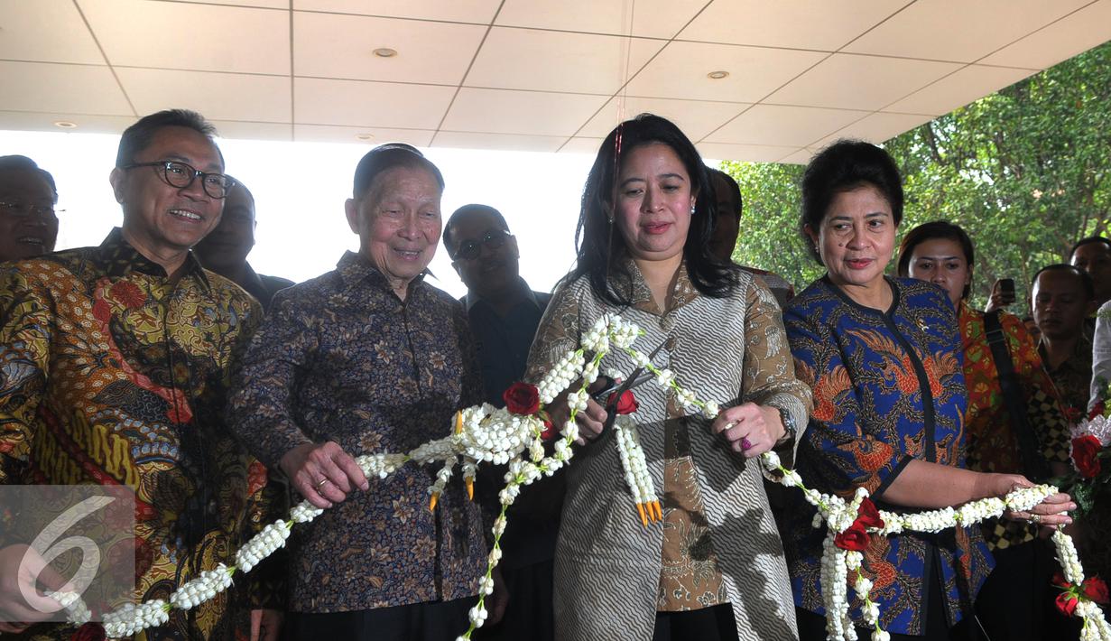 Menko PMK Puan Maharani (kedua kanan) bersama Pendiri Lippo Group,  Mochtar Riady (kedua kiri) saat memotong pita peresmian Paviliun Tower B rumah sakit Siloam Karawaci, Tanggerang, Selasa (1/12). (Liputan6.com/Faisal R Syam)