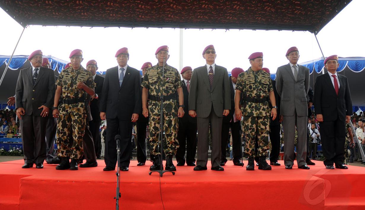 Menteri Pertahanan Jenderal TNI (Purn) Ryamizard Ryacudu (keempat dari kiri) bersama para petinggi dan sesepuh Korps Marinir bersiap menerima penghormatan di Lapangan Kesatrian Marinir Cilandak, Jakarta, (9/12/2014). (Liputan6.com/Helmi Fithriansyah)