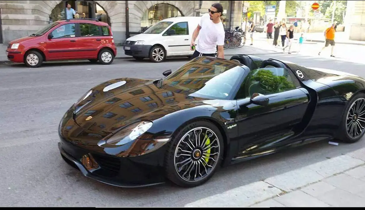 Striker PSG Zlatan Ibrahimovic terlihat mengendarai mobil hybrid yang menjadi buruan para miliuner, yakni Porsche 918 Spyder seharga 800 ribu euro atau setara Rp 12,6 miliar. (Istimewa)