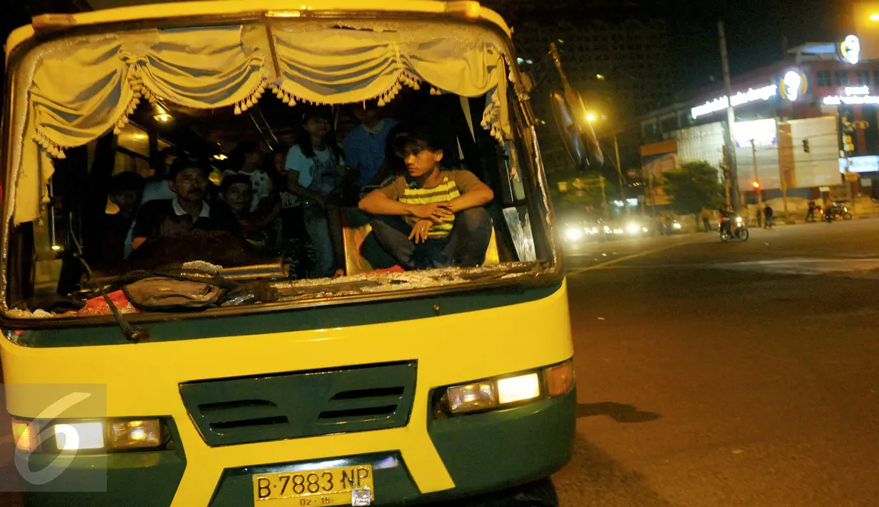 Kondisi terakhir dari bus kota yang pecah pada kaca bagian depan akibat dilempari saat mengikuti perayaan takbiran di kawasan Matraman, Jakarta Timur, Jum’at (17/7/2015) malam. (Liputan6.com/Faisal R Syam)