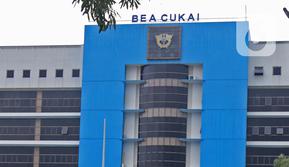 Banjir merendam halaman Kantor Direktorat Jenderal Bea dan Cukai di Jakarta, Selasa (25/2/2020). Hujan yang mengguyur Jakarta sejak dini hari tadi membuat halaman Kantor Direktorat Jenderal Bea dan Cukai terendam banjir. (Liputan6.com/Herman Zakharia)