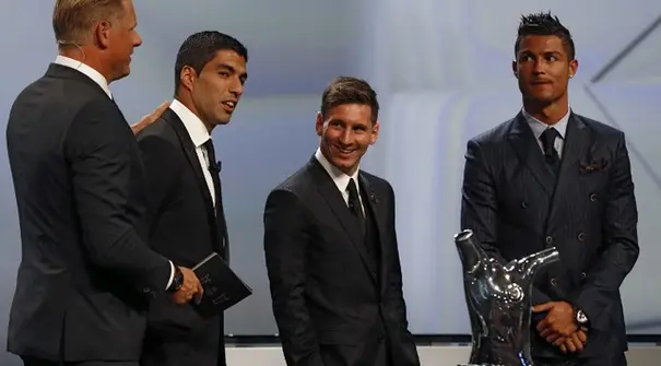 Saat menghadiri acara pengundian grup Liga Champions di Monaco, Luis Suarez bercanda dengan Leo Messi dengan mencoba menggigit striker Argentina tersebut. Beruntung Messi bisa menghidar dari gigitan Suarez.