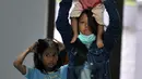 Keluarga eks Gafatar saat berada di rumah penampungan Panti Sosial Bina Insan (PSBI), Cipayung, Jakarta, Sabtu (23/1/2016). Ratusan eks Gafatar itu akan menjalani proses rehabilitasi. (Liputan6.com/Yoppy Renato)