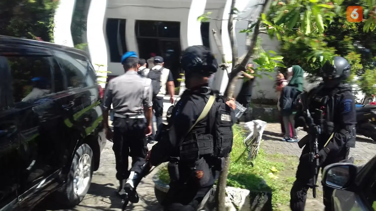 Polda Sulsel geledah rujab Bupati Gowa terkait penyidikan dugaan korupsi pengadaan alat peraga imtaq di Kabupaten Gowa (Liputan6.com/ Eka Hakim)