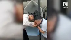 Kapolda Sulawesi Selatan mencium tangan seorang mahasiswa yang mampu melantunkan ayat suci Alquran dengan merdu.