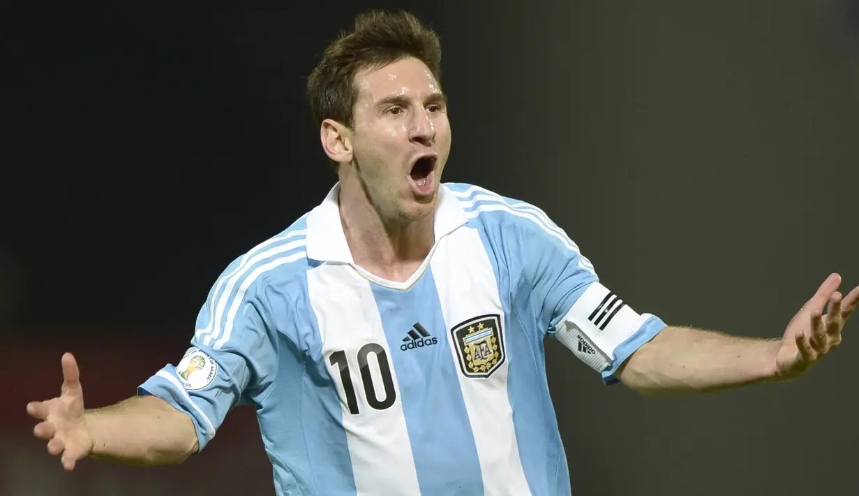 Bintang Argentina, Lionel Messi, merayakan gol yang dicetaknya ke gawang Paraguay pada laga kualifikasi Piala Dunia 2014 di Stadion Mario Kempes, Buenos Aires, Jumat (7/9/2017). (AFP/Juan Mabromata)