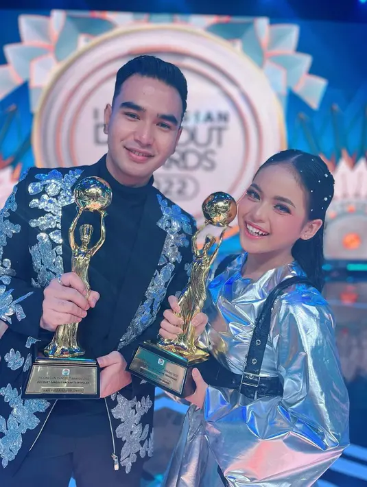 Pada perhelatan tersebut, dua pedangdut muda ini pun langsung tersenyum bahagia saat nama mereka disebutkan. Putri DA dan Hari LIDA sebelumnya menjadi pasangan duet dalam lagu 'Sempurnakan Cinta'. Keduanya mengucap syukur dan terima kasih kepada semua orang yang telah mendukung karya mereka. (Liputan6.com/IG/da4_putri03)