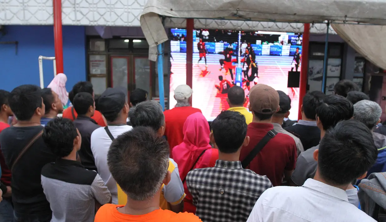 Antusias warga saat nonton bareng final Livoli 2017 antara Bhayangkara Samator melawan TNI AU di GOR Dimyati, Tangerang, Sabtu (9/12/2017). Bhayangkara menang 3-1 atas TNI AU. (Bola.com/Vitalis Yogi Trisna)