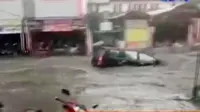 Petugas mencari kendaraan yang hanyut terbawa banjir Bandung. Sementara Akpol di Pakistan diserang kelompok bersenjata. 