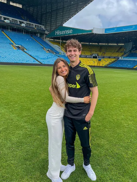 Gayanya begitu kasual di segala kesempatan, bahkan ketika menemani sang kekasih berlatih, ia juga tak ragu tampil sederhana namun tetap curi atensi. Dengan pakaian nuansa monkrom ia bisa menghadirkan pesona gaya natural yang begitu manis.