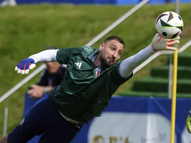 Kiper Italia Gianluigi Donnarumma beraksi saat sesi Latihan publik tim nasional sepak bola Italia di Iserlohn, Jerman, Selasa, 11 Juni 2024. (Bernd Thissen/dpa via AP)