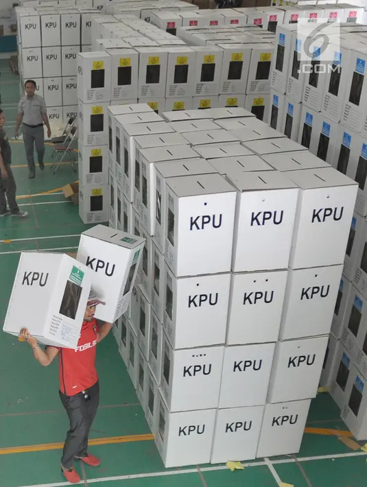 Pekerja menata kotak suara Pemilu 2019 saat proses persiapan distribusi di Gedung Serba Guna Pondok Aren, Tangerang Selatan, Selasa (10/4).  Jajaran KPU di tingkat kabupaten, mulai mendistribusikan segala kebutuhan logistik Pemilu 2019 ke tingkat PPK (Panitia Pemilihan Kecamatan). (merdeka.com/Arie