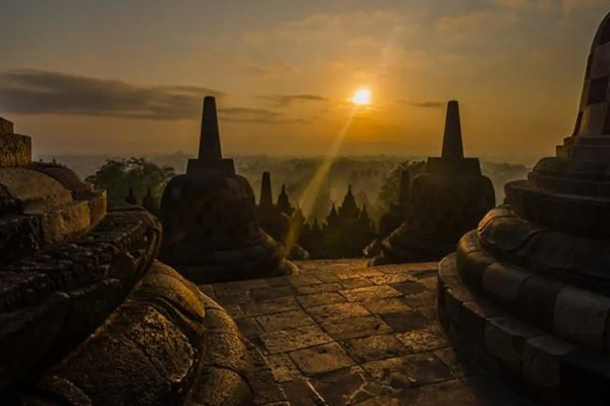 Ada enam tempat terbaik menikmati sunrise di Candi Borobudur. Pertama, Puntuk Setumbu. Bukit di Desa Karangrejo, Kecamatan Borobudur, Kabupaten Magelang ini kini dikenal dengan nama Borobudur Nirvana Sunrise.