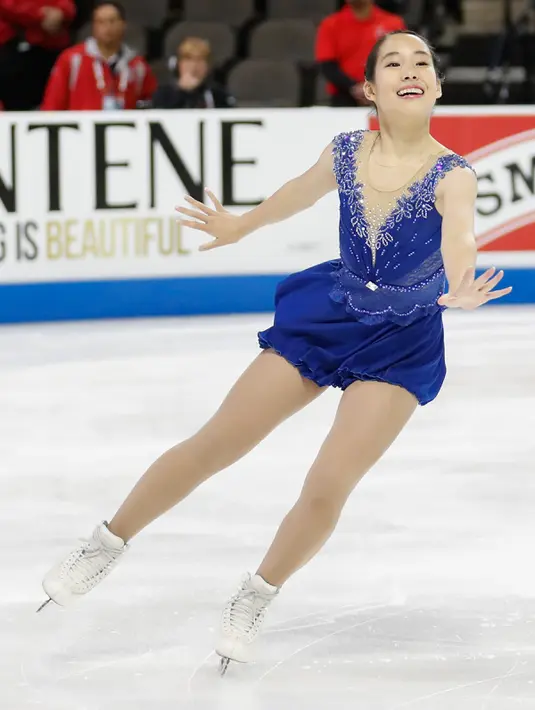 Pemain figure skating Mai Mihara meluncur dengan satu kaki pada acara Skate America 2016 di Sears Center Aren, Chicago, AS (21/10). Figure Skating adalah olahraga ice skating yang paling banyak diminati di seluruh dunia. (Reuters/ Kamil Krzaczynski)