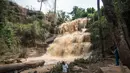Warga berada di dekat air terjun Kintampo, Ghana (21/3). 20 siswa tewas setelah pohon tumbang dan menimpa mereka yang tengah berada di kolam air terjun pada Minggu (19/3) waktu setempat. (AFP Photo / Cristina Aldehuela)