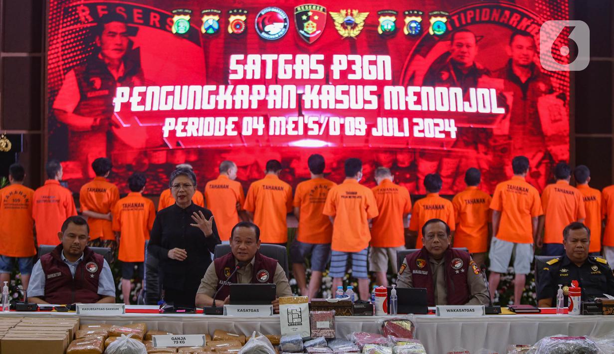 Kepala Satuan Tugas (Kasatgas) Penanggulangan, Penyalahgunaan, dan Peredaran Gelap Narkoba (P3GN) Polri, Irjen Asep Edi Suheri (kedua kiri duduk) memberi keterangan terkait pengungkapan kasus peredaran narkoba di gedung Bareskrim Polri, Jakarta Selatan, Selasa (9/7/2024). (merdeka.com/Arie Basuki)