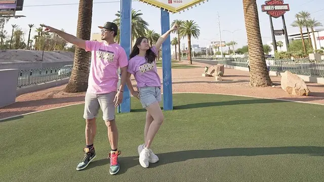 FOTO: Kebersamaan Denny Sumargo dan Istri Pakai Outfit Couple, Romantis