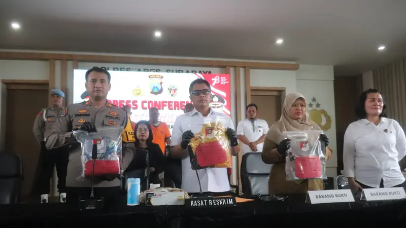 Polisi mengamankan sejumlah pelaku pencabulan anak SMP di Surabaya yang merupakan anggota keluarga dekat korban. (Dian kurniawan/Liputan6.com)