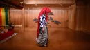 Kennosuke Nakamori berpose dengan wig merah atau "akagashira" di Kamakura Noh Theatre, Kamakura, Prefektur Kanagawa, Jepang, 29 Juli 2020. Pandemi COVID-19 telah memengaruhi teater di seluruh dunia, termasuk drama yang diturunkan dari generasi ke generasi sejak abad ke-14 ini. (Philip FONG/AFP)