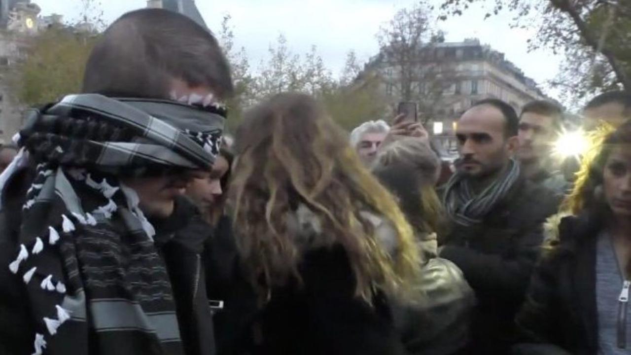 Aksi Mengharukan Muslim Prancis di Dekat Lokasi Teror Paris