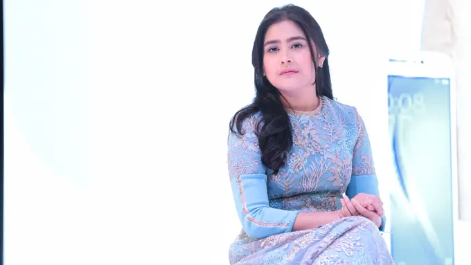 [Bintang] Romantisnya Musikalisasi Puisi Prilly Latuconsina