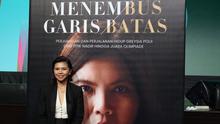Mantan pebulutangkis peraih medali emas Olimpiade 2020 Tokyo, Greysia Polii, pada peluncuran buku biografinya Menembus Garis Batas di Annex Building, Jakarta, Sabtu (29/6/2024). (Bola.com/Abdul Azis)