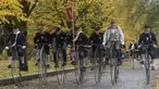 Para penggemar sepeda mengenakan kostum sejarah sambil mengendarai Penny Farthing atau dikenal sebagai sepeda roda tinggi selama kompetisi tradisonal 'One Mile Race' di Praha, Republik Ceko pada 3 November 2018. (Photo by Michal CIZEK / AFP)