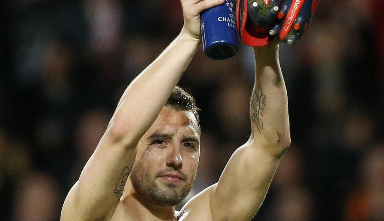 Santi Cazorla bersama Arsenal  sejak 7 Agustus 2012 dan akan berkahir masa kontraknya pada 30 Juni 2017, hingga kini belum ada opsi perpanjangan kontrak dari manajemen. Cazorla telah memberikan enam trofi bagi The Gunners. (EPA/Yoan Valat)