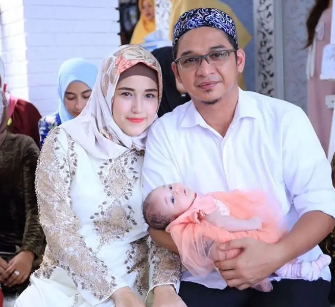 Pasha Ungu bersama istri, dan anak ketujuhnya (Foto: Instagram)