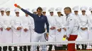 Petenis Swiss, Roger Federer (kiri) memberikan kartu merah buat jurnalis swiss, Rainer Maria Salzgeber, saat berlaga di sesi promosi gletser Aletsch, Jungfraujoch, (17/7/2014). (REUTERS/Denis Balibouse)