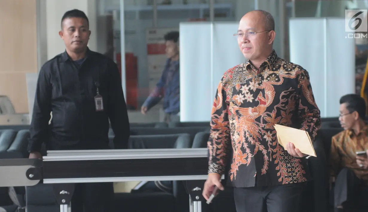 Rektor IAIN Pontianak, Syarif bersiap meninggalkan Gedung KPK usai menjalani pemeriksaan di Jakarta, Senin (17/6/2019). Syarif diperiksa sebagai saksi untuk tersangka Romahurmuziy (Rommy) terkait kasus dugaan jual beli jabatan di lingkungan Kementerian Agama. (merdeka.com/Dwi Narwoko)