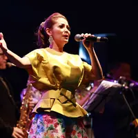 "Kalau yang menggoda banyak ya. Kalau aku sih bukan betah. Aku menikmati hidup aja. Tidak boleh banyak mengeluh," kata Kristina di Sabuga, Bandung, Jawa Barat, Rabu (19/8/2015) malam. (Deki Prayoga/Bintang.com)