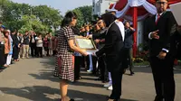 Wali Kota Surabaya Tri Rismaharini memberikan penghargaan kepada Aloysius Bayu Rendra dan korban bom di gereja Surabaya.