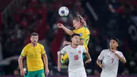 Pemain Australia,&nbsp;Jackson Irvine, duel udara dengan pemain Timnas Indonesia,&nbsp;Ivar Jenner, pada laga kedua Grup C Kualifikasi Piala Dunia 2026 Zona Asia di Stadion Utama Gelora Bung Karno (SUGBK), Jakarta Pusat, pada Selasa (10/9/2024). (Bola.com/Bagaskara Lazuardi)