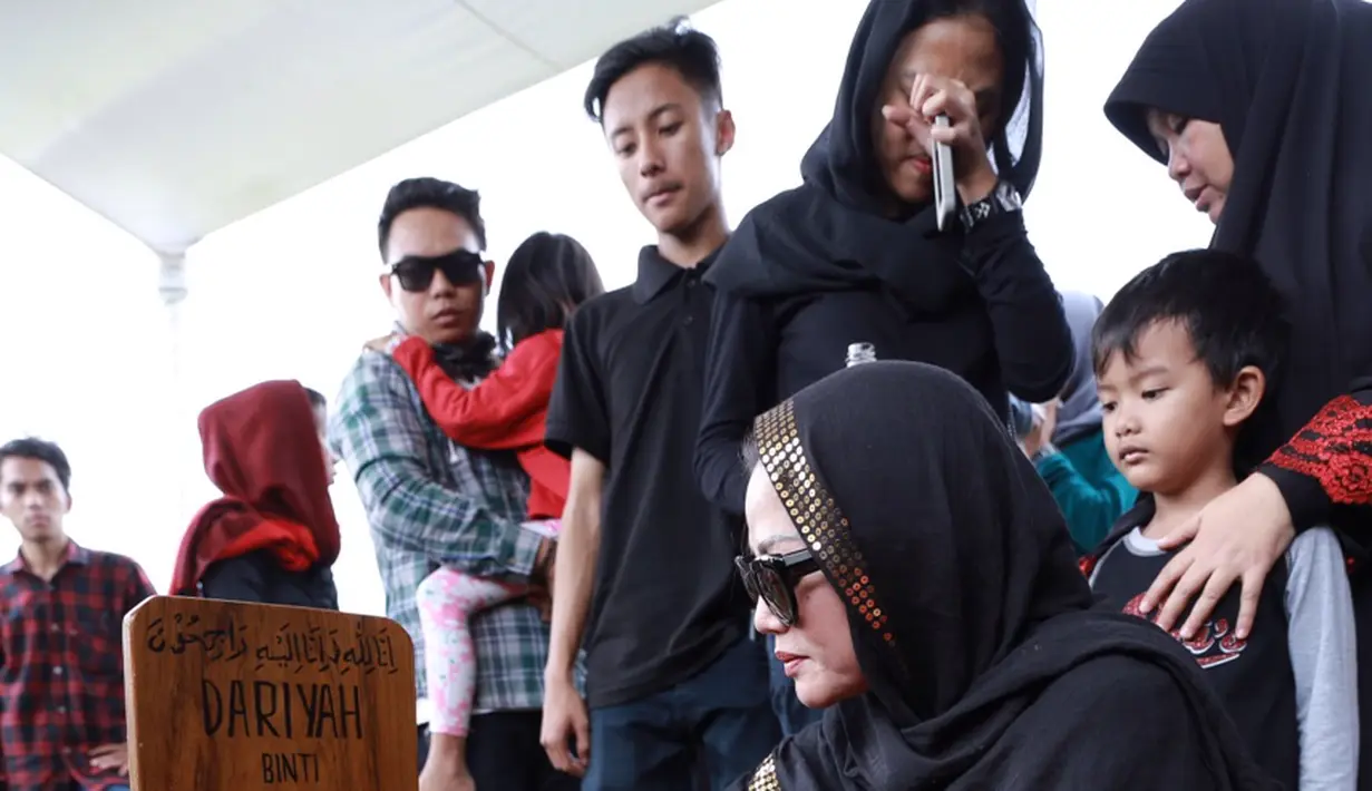 Permintaan ibunda, Dariyah Sukiswo hingga akhir hayatnya, belum bisa diwujudkan oleh penyanyi dangdut Kristina. Hingga menghembuskan nafas terakhirnya, Kristina belum bisa membahagiakan permintaannya. (Galih W. Satria/Bintang.com)