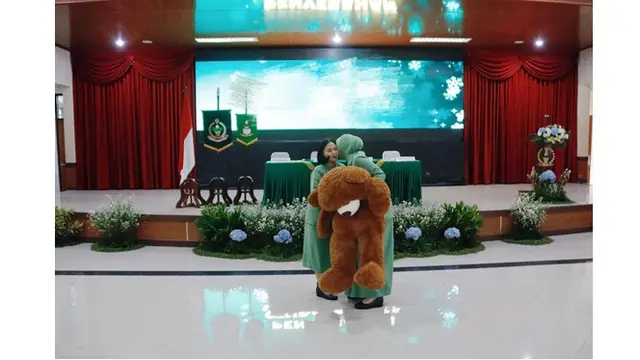 7 Potret Juliana Moechtar di Pelantikan Kenaikan Pangkat Suami, Emban Tugas Baru