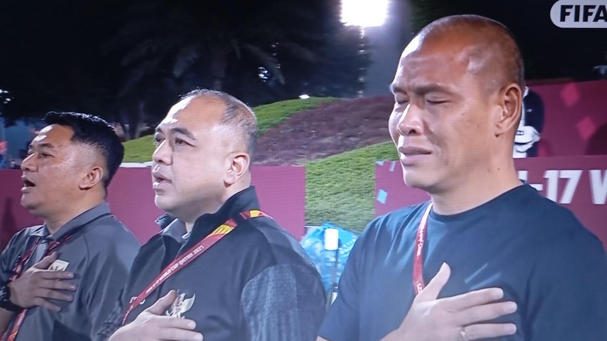 Piala Dunia U-17 2025: Tangis Coach Nova Arianto saat Menyanyikan Lagu Indonesia Raya