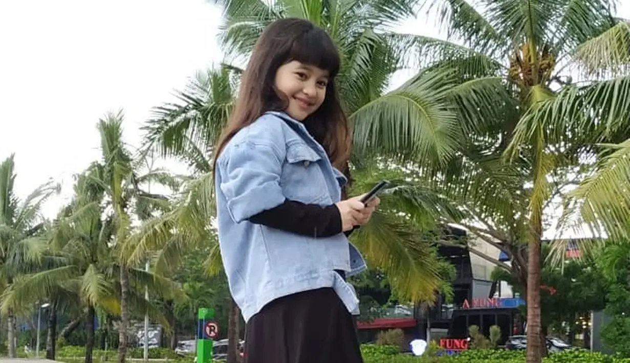 Tampil dengan busana hitam yang dipadukan jaket jeans, gaya penampilan pemain Layangan Putus ini juga tak lepas dari sorotan. Pasalnya, busana kasual yang gunakan justru membuatnya terlihat semakin menawan. (Liputan6.com/IG/@graciellaabigail)
