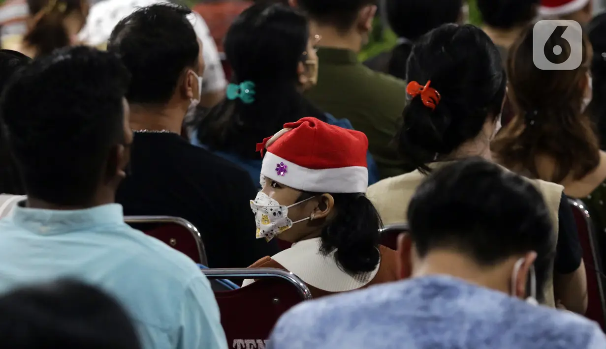 Umat Katolik saat mengikuti Misa Malam Natal 2022 di Gereja Katedral Jakarta, Sabtu (24/12/2022). Gereja Katedral Jakarta mengusung tema "Nusantara dan Kebhinekaan" pada perayaan Natal 2022. Misa Malam Natal di Gereja Katedral Jakarta berlangsung khidmat diselenggarakan secara tatap muka. (Liputan6.com/Helmi Fithriansyah)