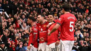 Skuad Manchester United merayakan gol yang dicetak Casemiro seusai memanfaatkan umpan Bruno Fernandes saat melawan Aston Villa dalam lanjutan Liga Inggris 2025/2026 di Old Trafford, Minggu (15/3/2026) malam WIB. (Oli SCARFF / AFP)