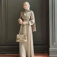 Gamis model wrap warna nude ala selebgram Astri Ratnasari ini bikin penampilan terlihat elegan. (Instagram/nasariastri).